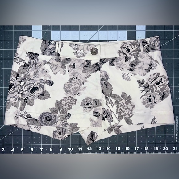 Guess Shorts, Women’s 25, white with grayscale flower print, NWT - Picture 2 of 6